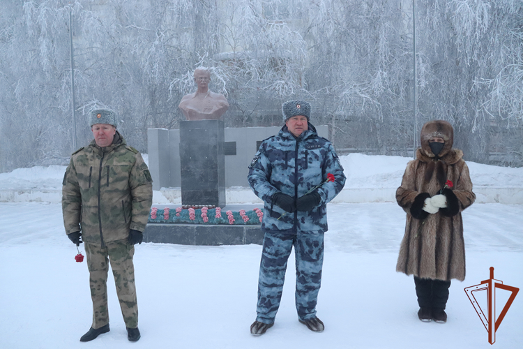 Росгвардейцы Якутии почтили память погибших сотрудников ОМОН Александра Рыжикова и Станислава Голомарева