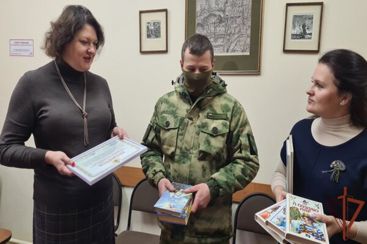 В Смоленске росгвардейцы приняли участие в акции «Своих не бросаем»