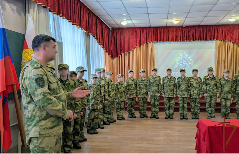 Торжественную клятву дали учащиеся подшефного класса Росгвардии в ЛНР