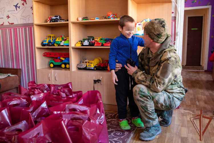 Росгвардейцы поздравили с Новым годом и Рождеством Христовым воспитанников детских домов ЛНР