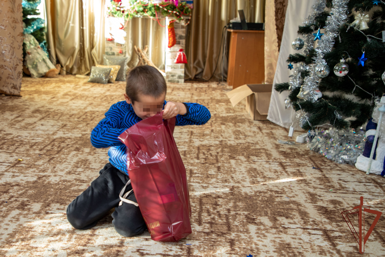 Росгвардейцы поздравили с Новым годом и Рождеством Христовым воспитанников детских домов ЛНР