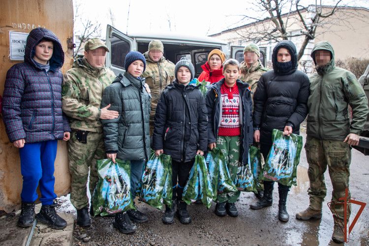 Росгвардейцы поздравили с Новым годом и Рождеством Христовым воспитанников детских домов ЛНР