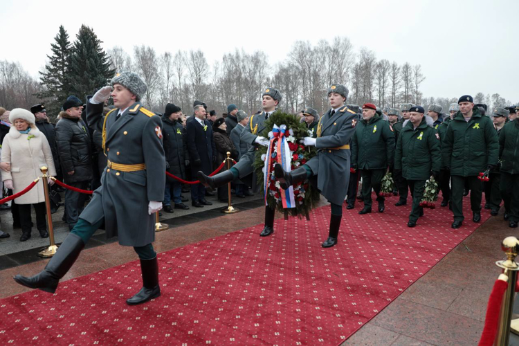 Генерал-лейтенант Алексей Воробьев почтил память погибших защитников и мирных жителей блокадного Ленинграда