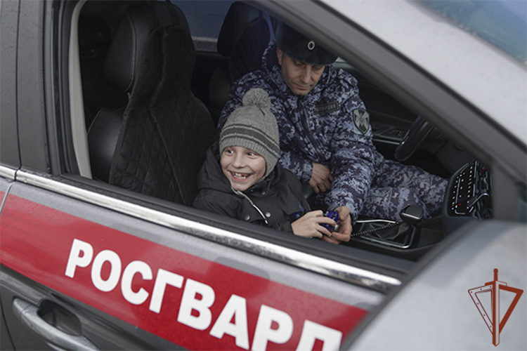 Росгвардейцы исполнили новогоднюю мечту восьмилетнего мальчика