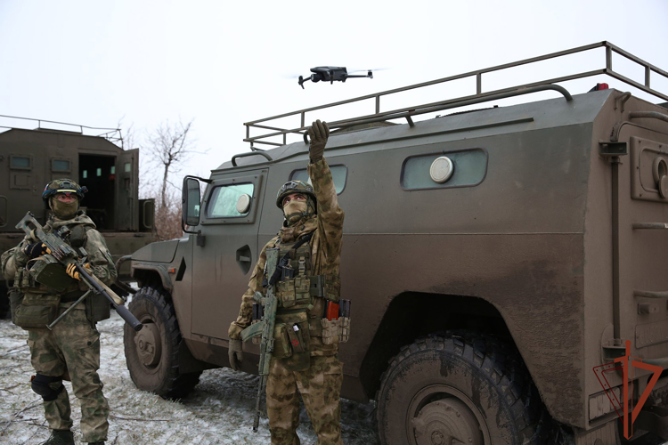Росгвардейцы обнаружили на брошенных позициях ВСУ тайник с боеприпасами (ВИДЕО)
