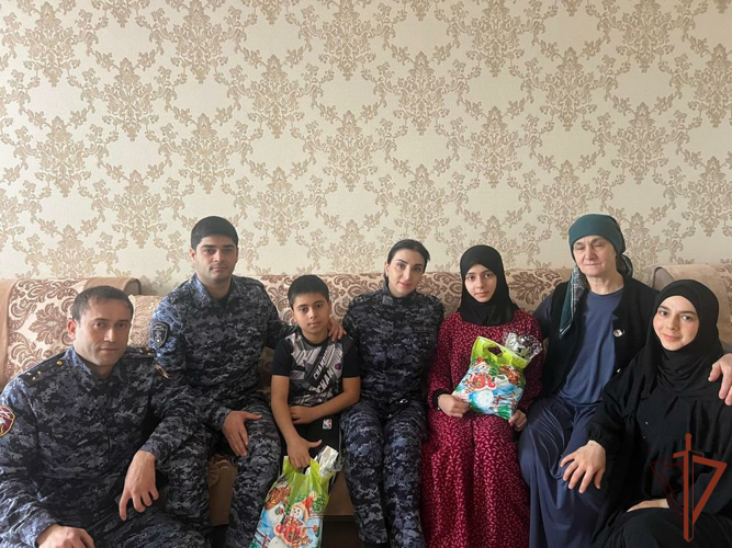 Росгвардейцы поздравили с Новым годом семьи погибших коллег в Дагестане