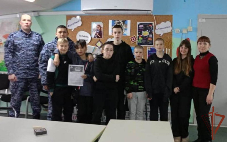 Сотрудники Росгвардии познакомили воспитанников социального центра со своей службой