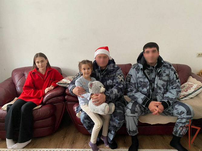 Росгвардейцы поздравили с Новым годом семьи погибших коллег в Дагестане