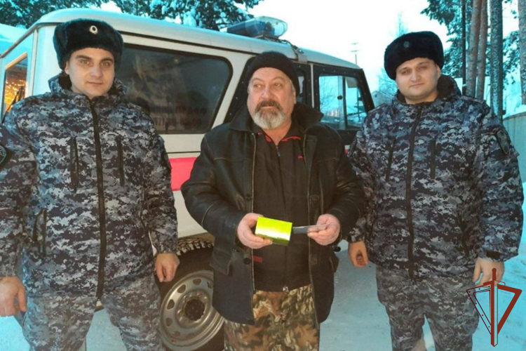 Росгвардейский Дед Мороз специального назначения поздравил детей и взрослых на Урале