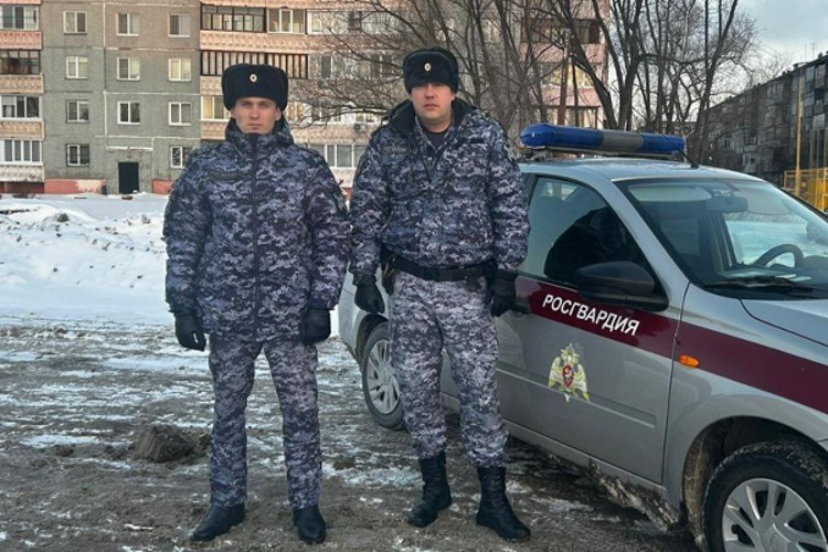 Росгвардейцы помогли потушить горящий автомобиль в Омске