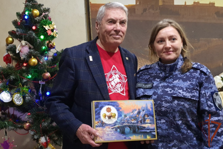 Росгвардейцы на Урале поздравили с новогодними праздниками ветеранов службы 