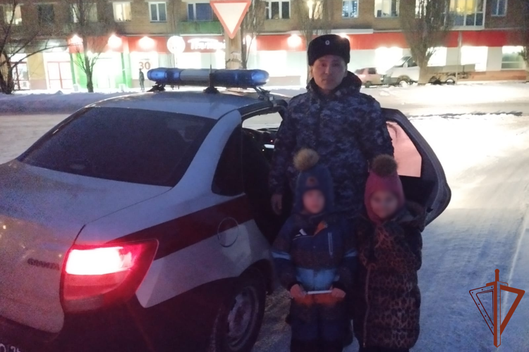 Росгвардейцы вернули родителям двух потерявшихся детей в Омске