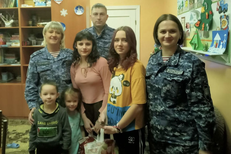 Росгвардейцы продолжают акцию «Дед Мороз специального назначения» в Сибири