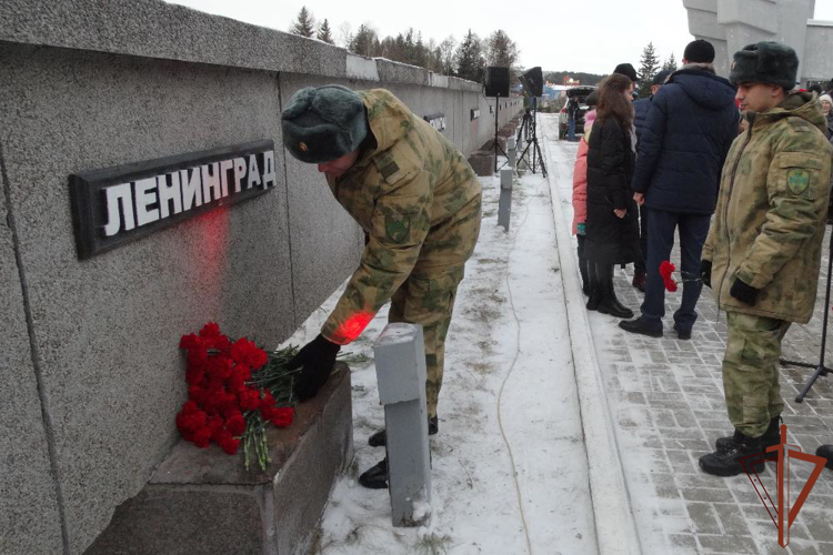 В Сибири росгвардейцы приняли участие в памятных мероприятиях, посвященных 80-летию полного освобождения Ленинграда от фашистской блокады