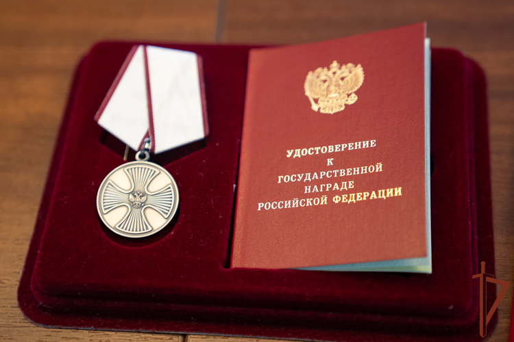 Росгвардейца из Анапы наградили за спасение людей на пожаре (видео)