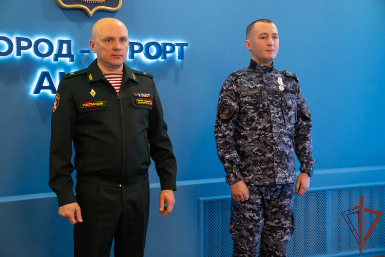 Росгвардейца из Анапы наградили за спасение людей на пожаре (видео)
