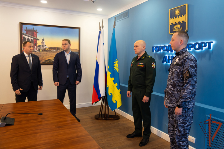 Росгвардейца из Анапы наградили за спасение людей на пожаре (видео)