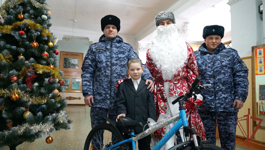 Росгвардейцы исполнили мечту донецкого ребенка в Псковской области
