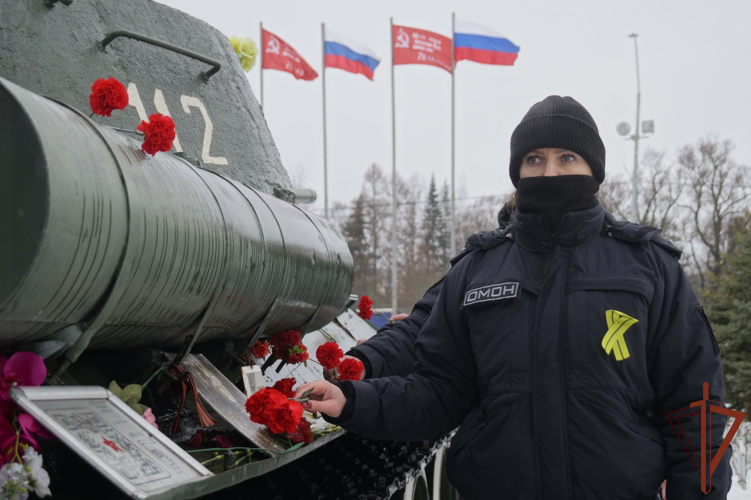 Сотрудники Росгвардии провели уборку территории у мемориала "Пулковский рубеж"
