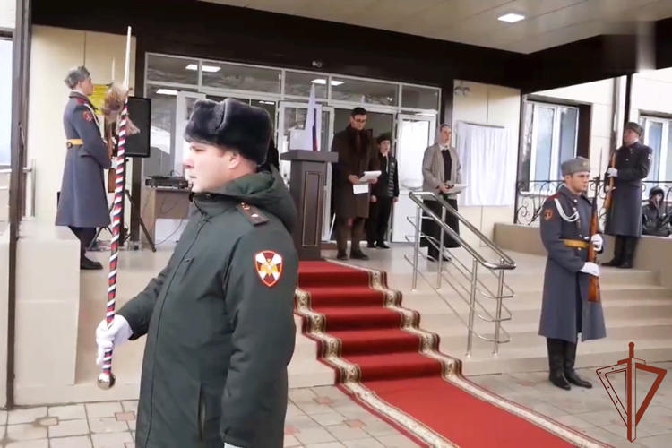 Росгвардейцы приняли участие в увековечении памяти погибшего военнослужащего в Чечне