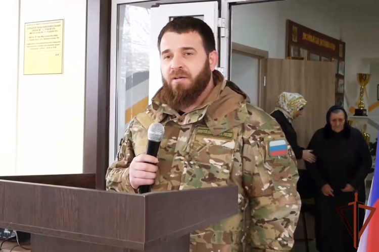 Росгвардейцы приняли участие в увековечении памяти погибшего военнослужащего в Чечне