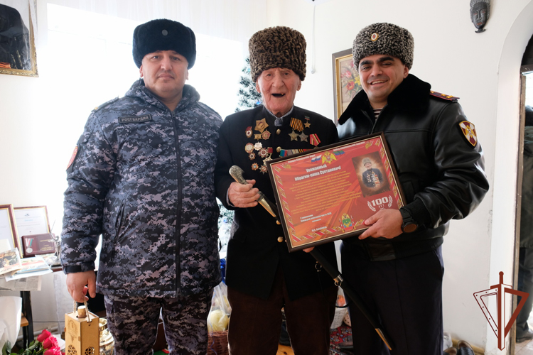 Росгвардейцы из Дагестана поздравили ветерана Великой Отечественной войны с вековым юбилеем 