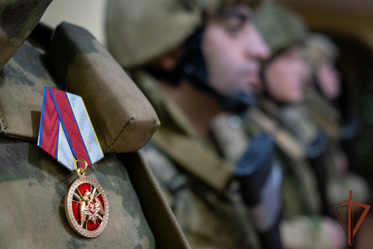 Командующий группировкой войск (сил) Росгвардии вручил государственные награды военнослужащим и сотрудникам ведомства