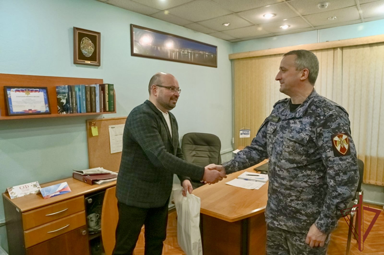Росгвардейцы поздравили журналистов северо-западных регионов с Днем российской печати