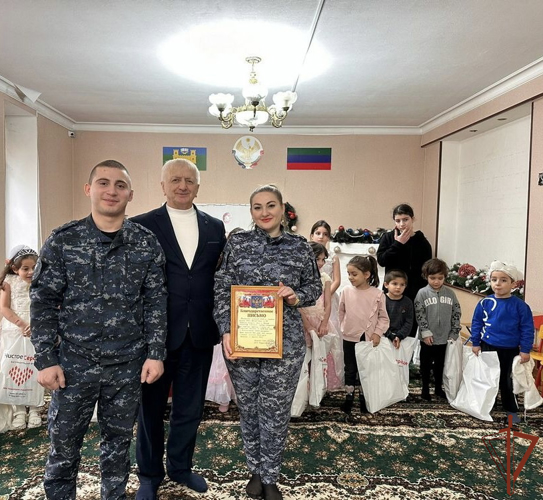 Росгвардейцы приняли участие в новогодней благотворительной акции в Дагестане