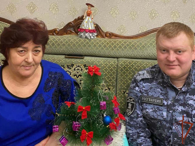 Росгвардейский Дед Мороз специального назначения поздравил детей и взрослых на Урале