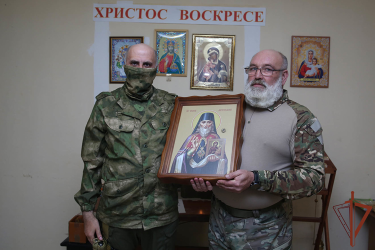 Росгвардейцы встретились с военным священником в зоне СВО (ВИДЕО)