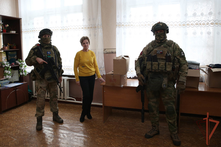 Росгвардейцы помогают сельским школам и детским садам в ДНР 