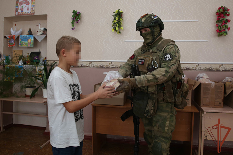 Росгвардейцы помогают сельским школам и детским садам в ДНР 