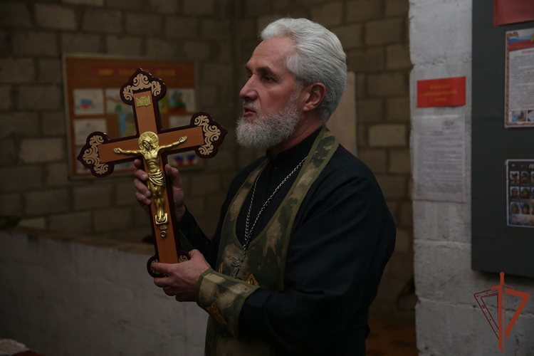 На позиции Росгвардии в ДНР доставили частицу животворящего креста Господня