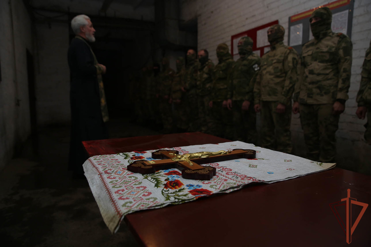 На позиции Росгвардии в ДНР доставили частицу животворящего креста Господня