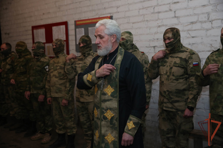 На позиции Росгвардии в ДНР доставили частицу животворящего креста Господня