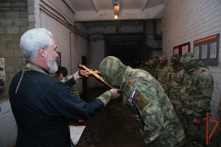 На позиции Росгвардии в ДНР доставили частицу животворящего креста Господня