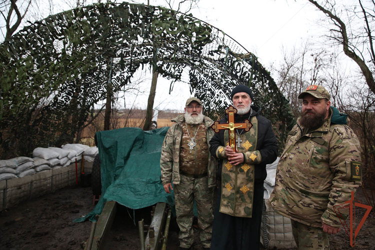 На позиции Росгвардии в ДНР доставили частицу животворящего креста Господня
