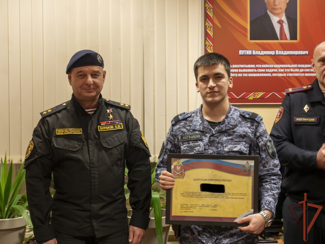 Командующий Северо-Западным округом Росгвардии поздравил с Новым годом обеспечивающих безопасность Эрмитажа росгвардейцев