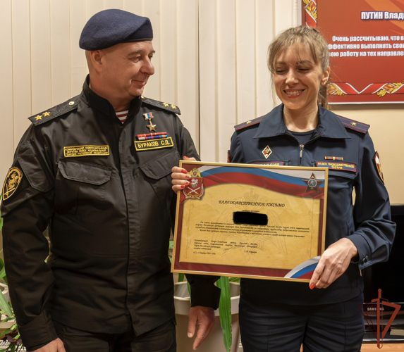 Командующий Северо-Западным округом Росгвардии поздравил с Новым годом обеспечивающих безопасность Эрмитажа росгвардейцев