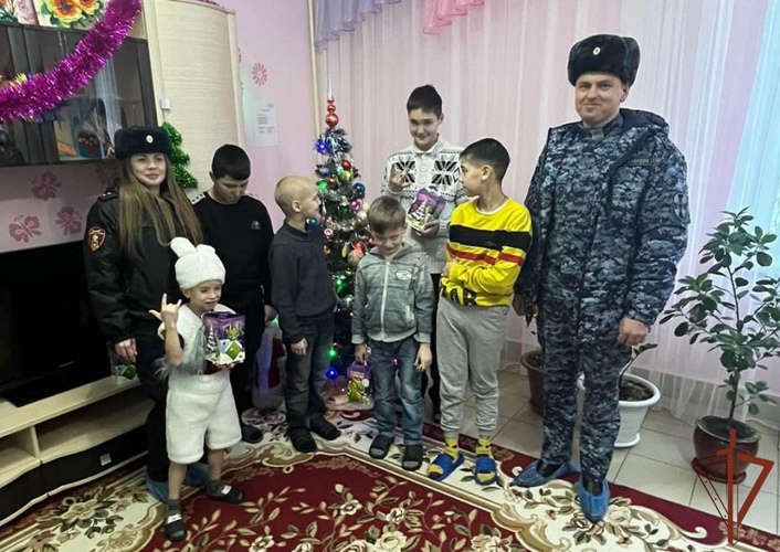 Росгвардейский Дед Мороз специального назначения поздравил детей и взрослых на Урале