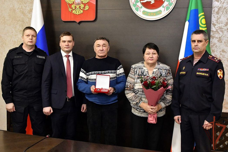 Орден Мужества геройски погибшего на СВО росгвардейца передали на хранение его родителям  в Хакасии