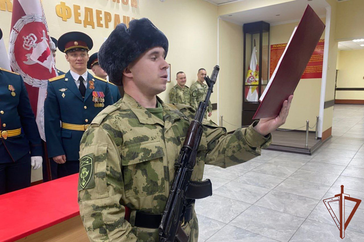 Более 120 военнослужащих осеннего призыва приняли присягу в подразделениях Сибирского округа Росгвардии