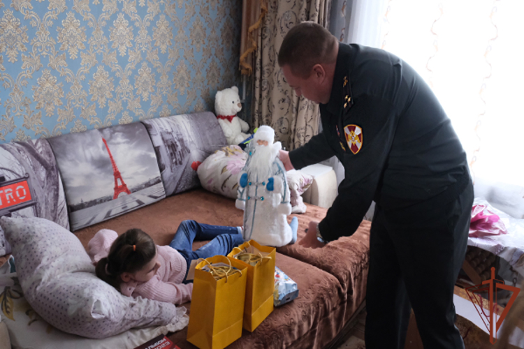 В рамках всероссийской акции «Ёлка желаний» Росгвардия поздравила девочку из Тамбовской области