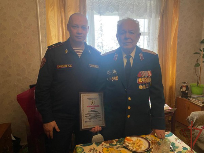 Начальник регионального управления Росгвардии поздравил ветерана войск правопорядка с юбилеем в Ярославле