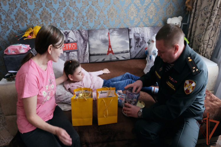 В рамках всероссийской акции «Ёлка желаний» Росгвардия поздравила девочку из Тамбовской области