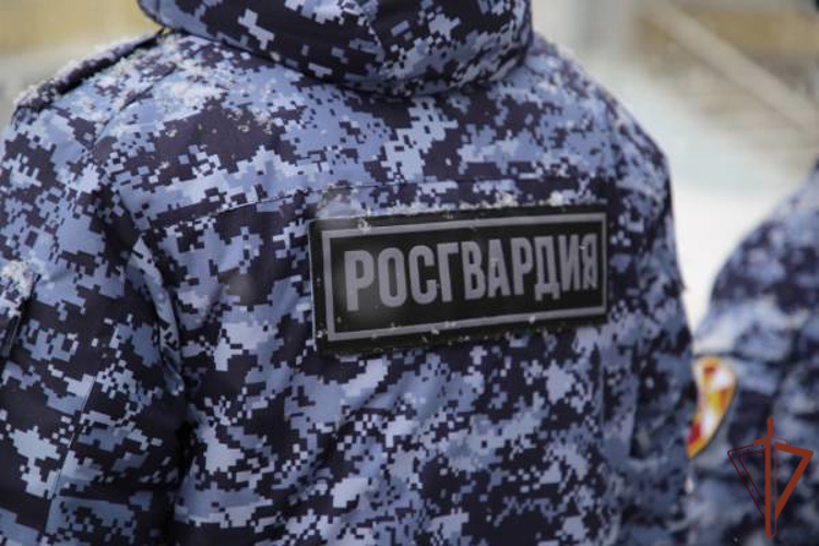 Росгвардейцы оказали помощь при эвакуации жильцов горящего дома в Мордовии