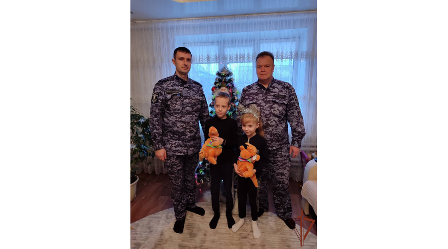  Дед Мороз специального назначения  продолжает поздравлять детей на Урале