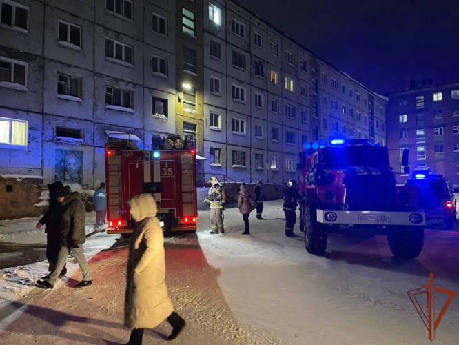 Сотрудники Росгвардии оказали помощь в эвакуации жильцов при пожаре многоквартирного дома