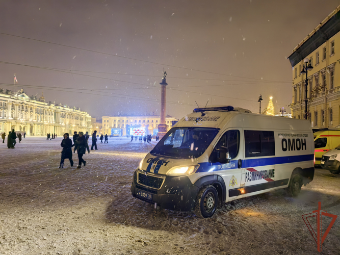 Росгвардия обеспечила безопасность в новогоднюю ночь в Санкт-Петербурге